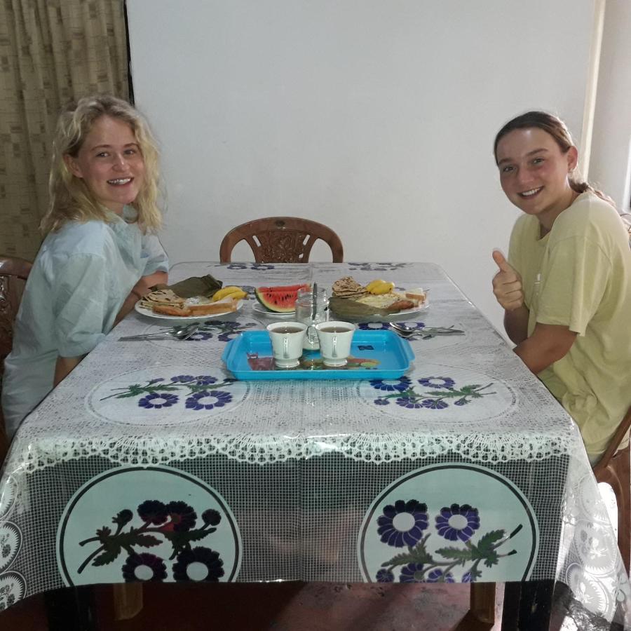Colonial Surfing Villa Hostel & Home Stay Midigama East Eksteriør bilde